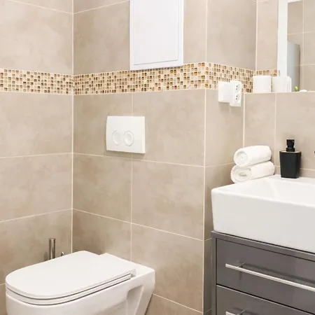 Апартаменти Simcity 11 L Vogue W Private Parking, Balcony, 24 7 Self Check In Just A Quick Walk From Square *