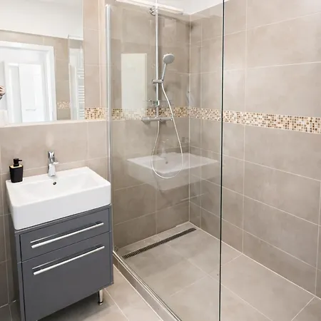 Апартаменти Simcity 11 L Vogue W Private Parking, Balcony, 24 7 Self Check In Just A Quick Walk From Square Банська Бистриця
